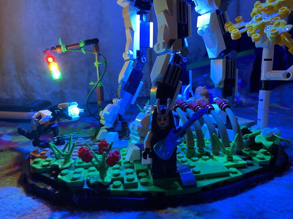 A Watcher, Mantis and Aloy at the feet of the Tallneck